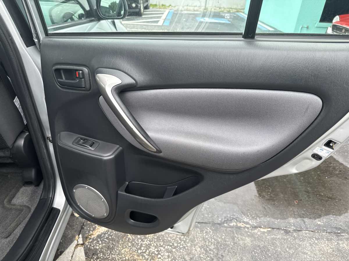 2004 Toyota RAV4 photo 16