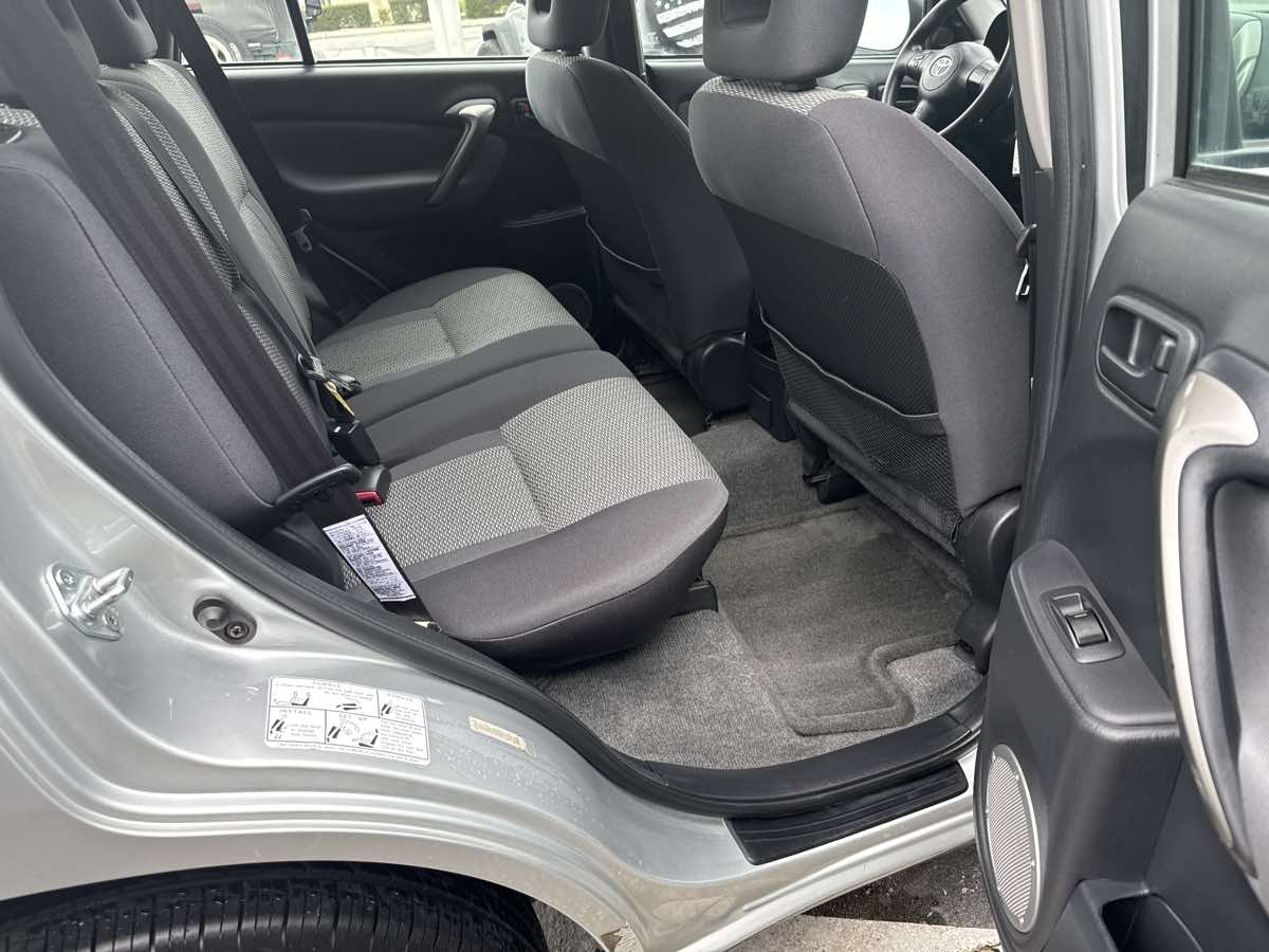 2004 Toyota RAV4 photo 17
