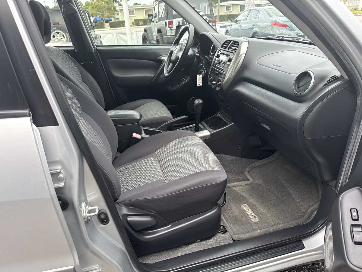 2004 Toyota RAV4 photo 18