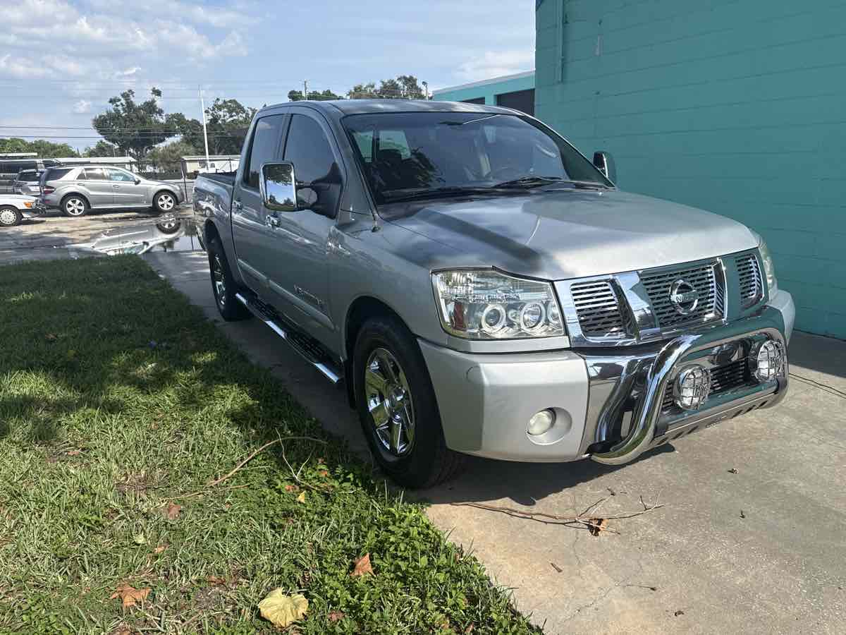 2005 Nissan Titan SE photo 2
