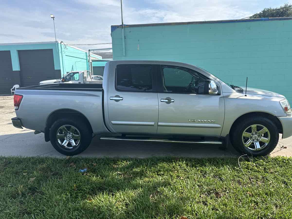 2005 Nissan Titan SE photo 3
