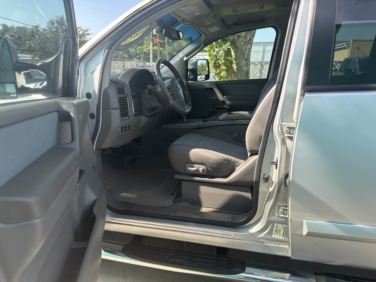 2005 Nissan Titan SE photo 10