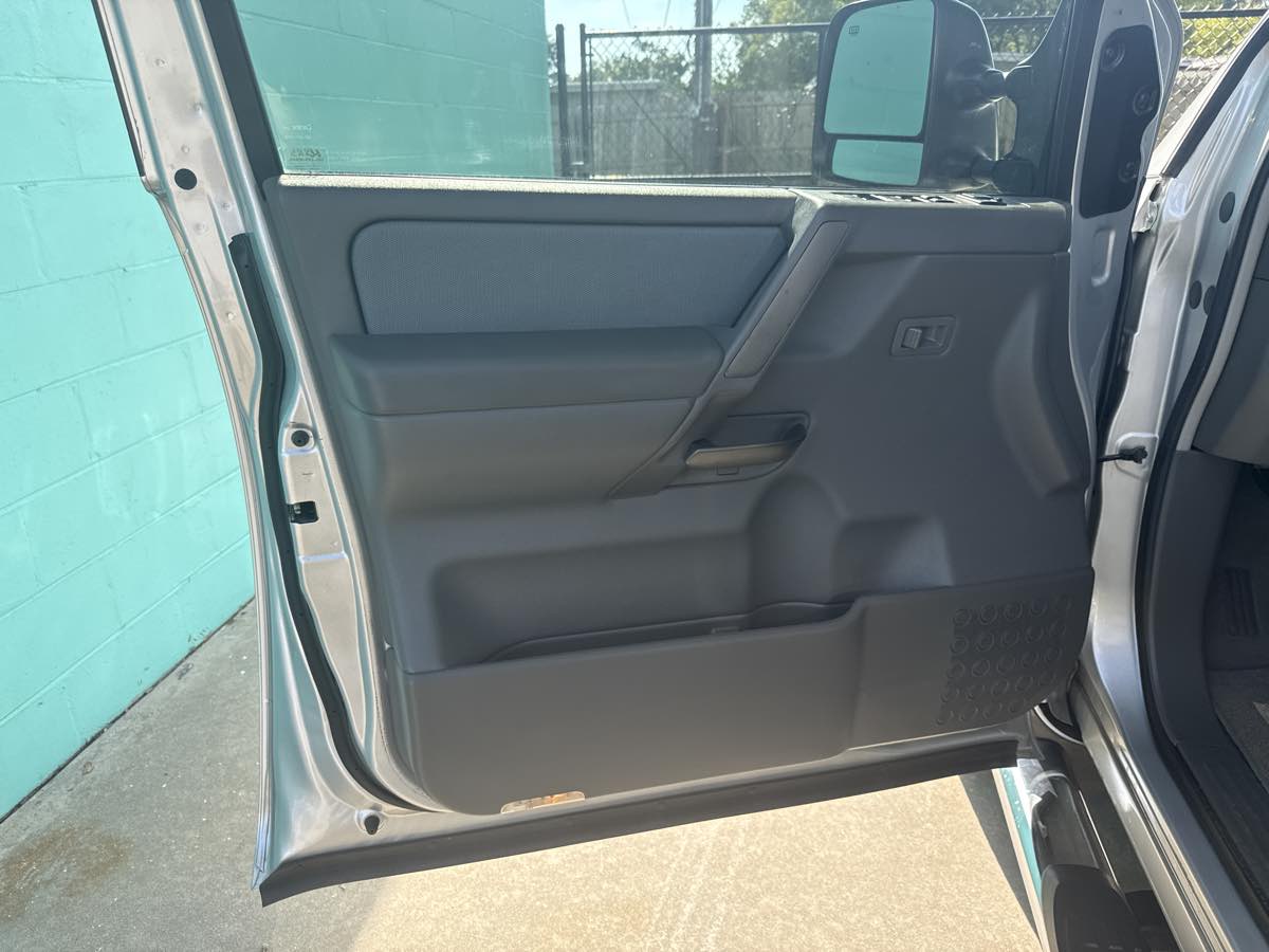 2005 Nissan Titan SE photo 11