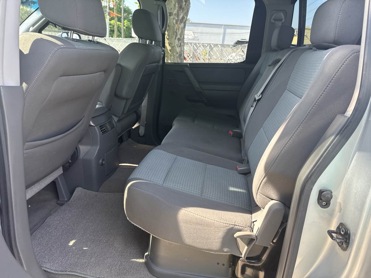 2005 Nissan Titan SE photo 17