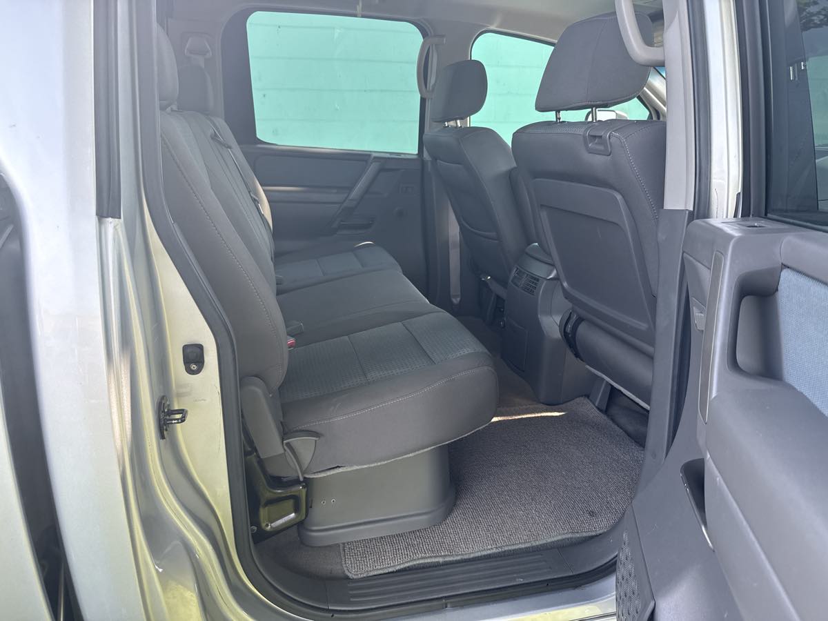 2005 Nissan Titan SE photo 18
