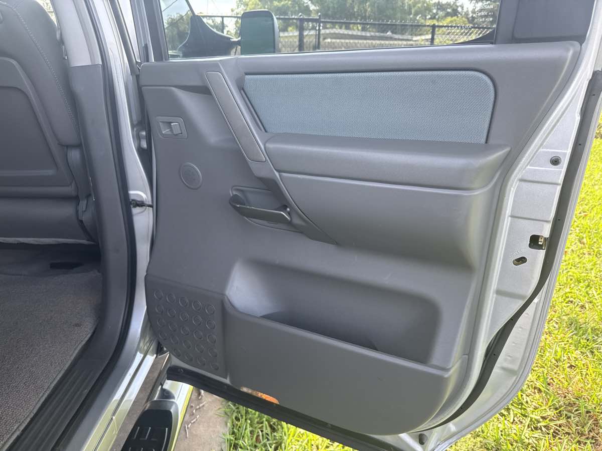 2005 Nissan Titan SE photo 19