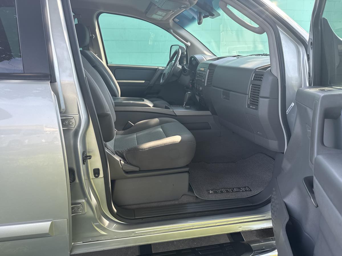 2005 Nissan Titan SE photo 20