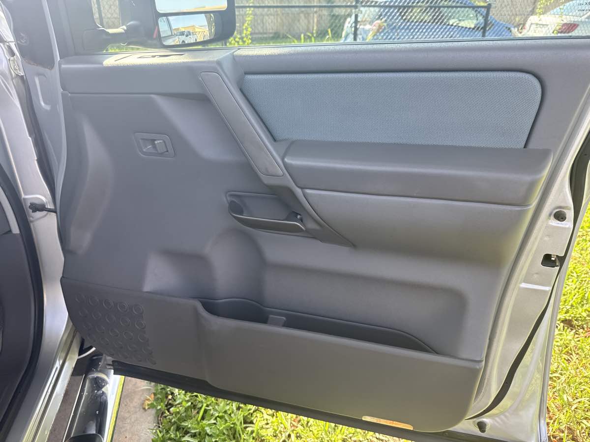 2005 Nissan Titan SE photo 21
