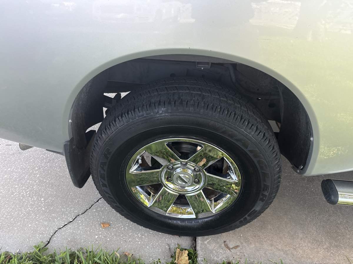 2005 Nissan Titan SE photo 23