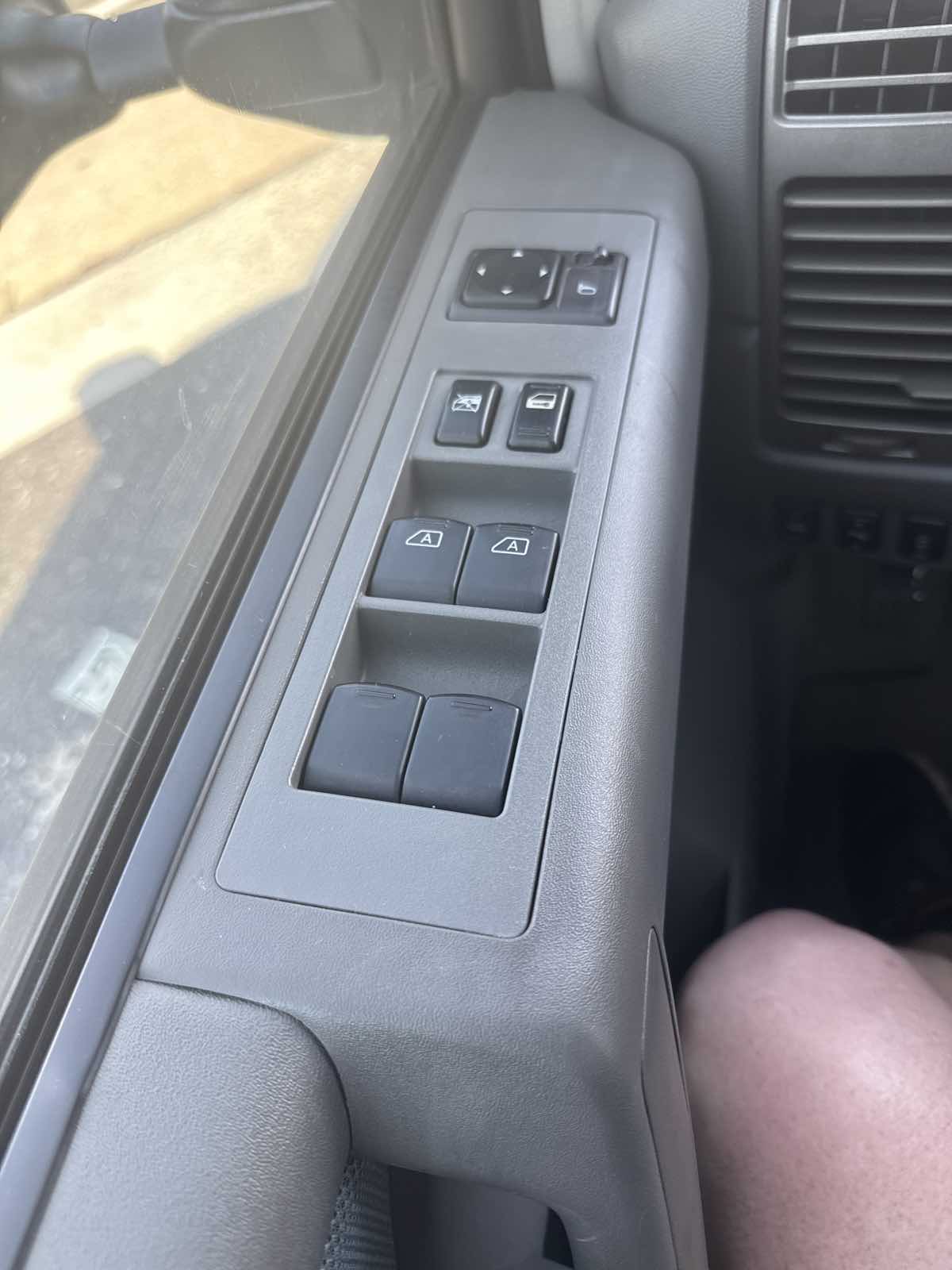 2005 Nissan Titan SE photo 30