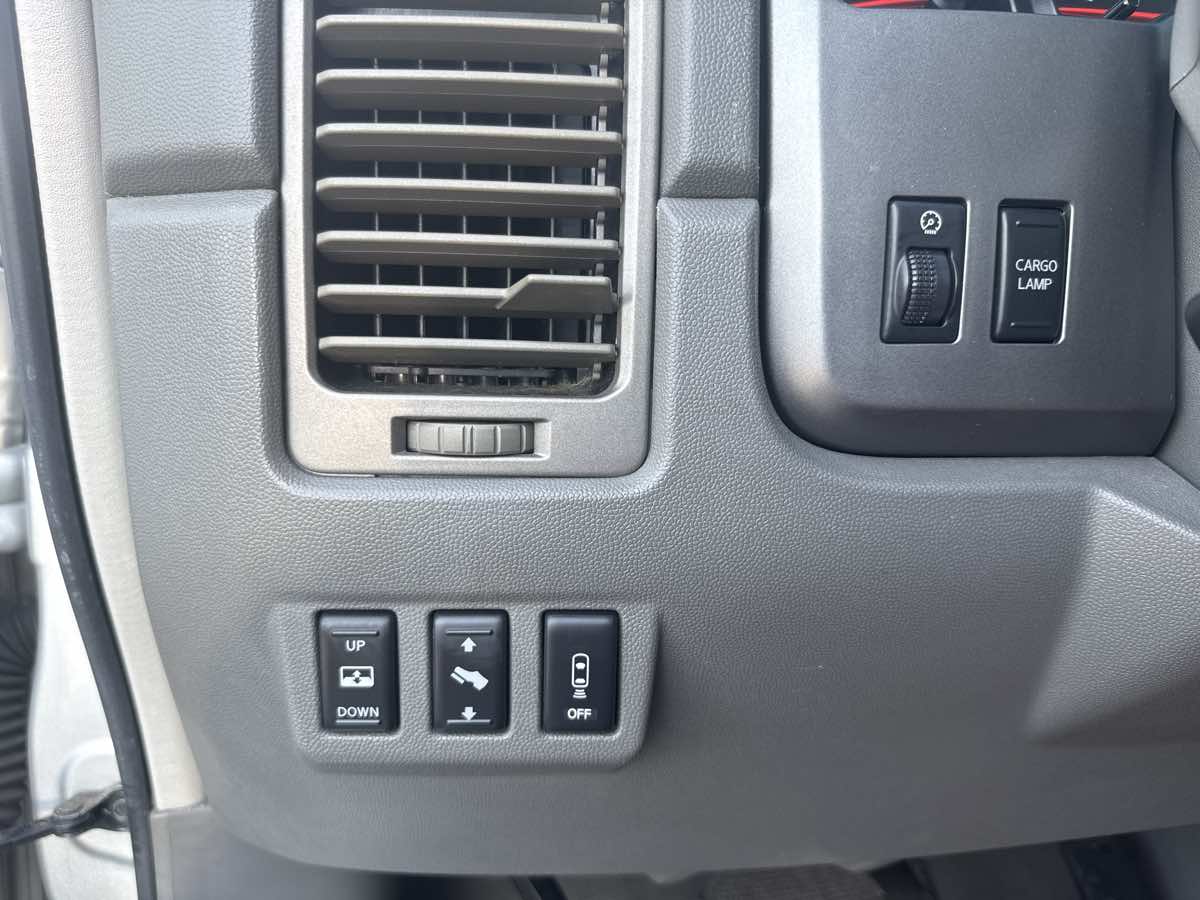 2005 Nissan Titan SE photo 31