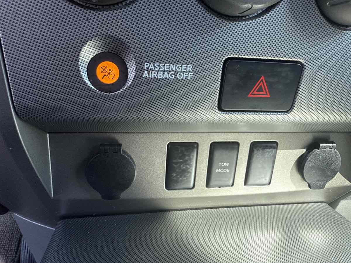 2005 Nissan Titan SE photo 32