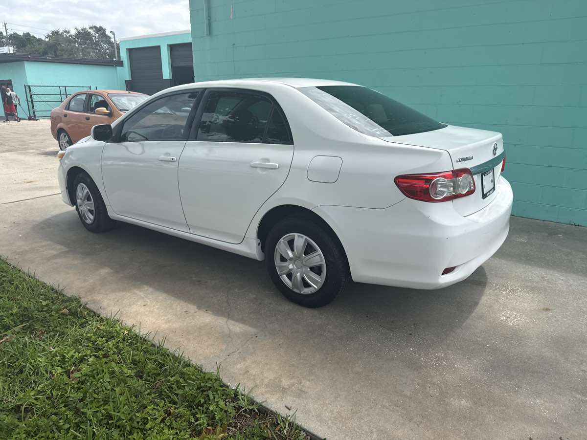 2011 Toyota Corolla L photo 3