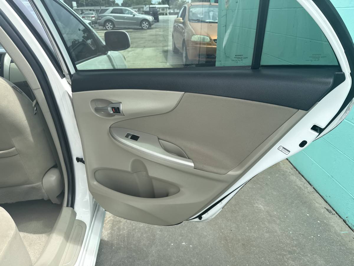 2011 Toyota Corolla L photo 11
