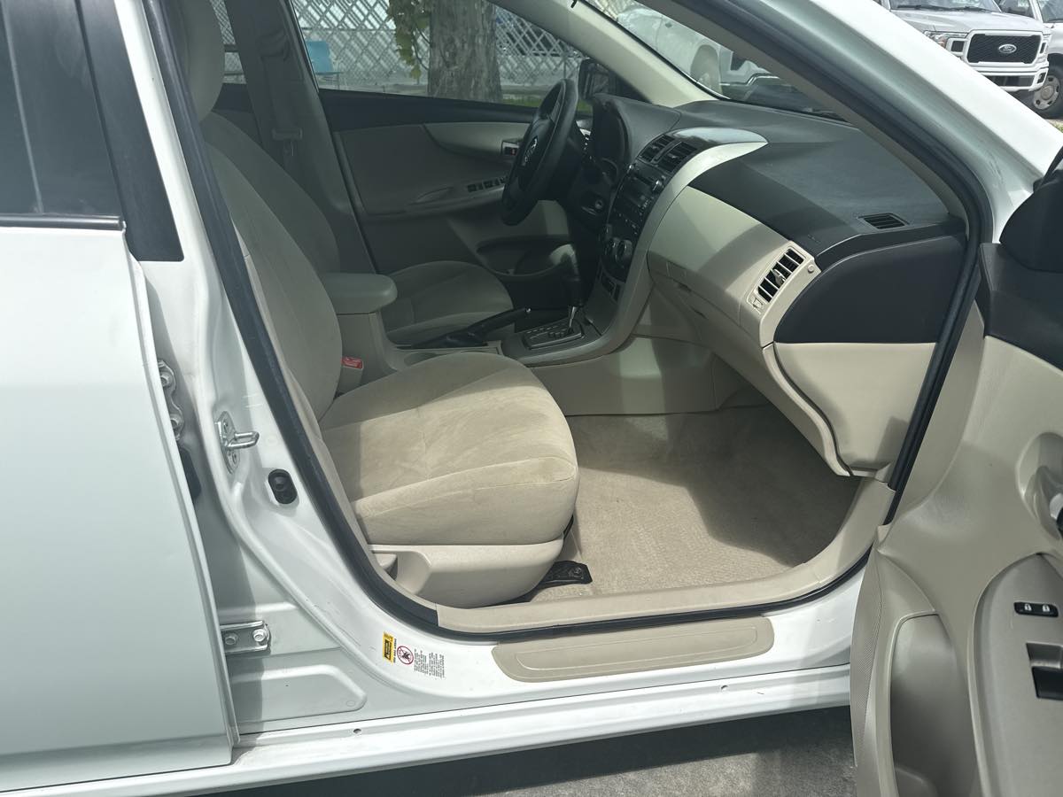 2011 Toyota Corolla L photo 12