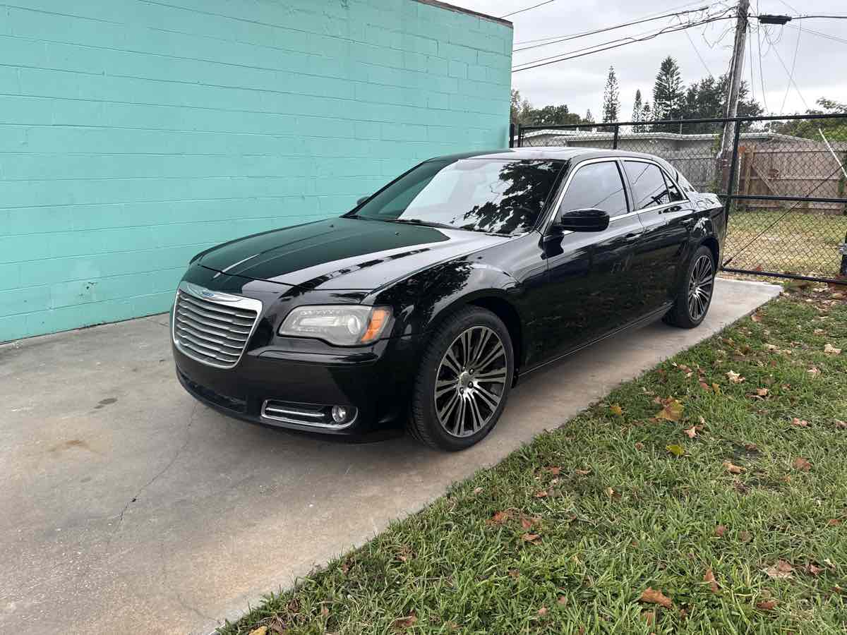 2013 Chrysler 300 photo 2