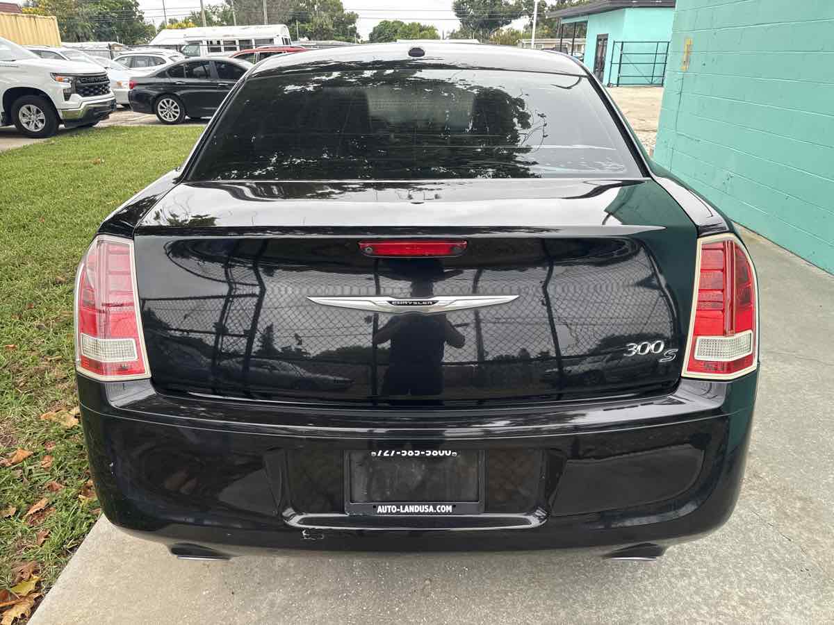 2013 Chrysler 300 photo 3