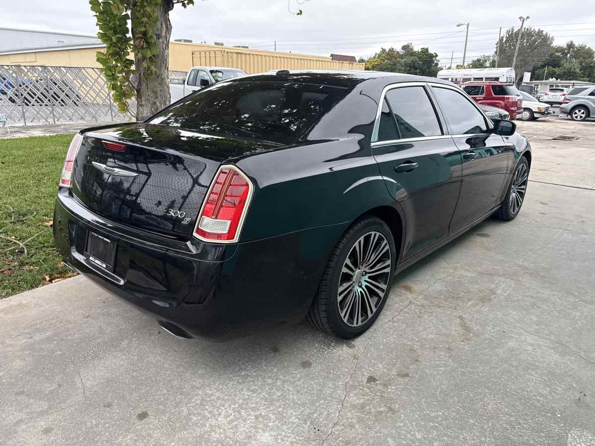2013 Chrysler 300 photo 4