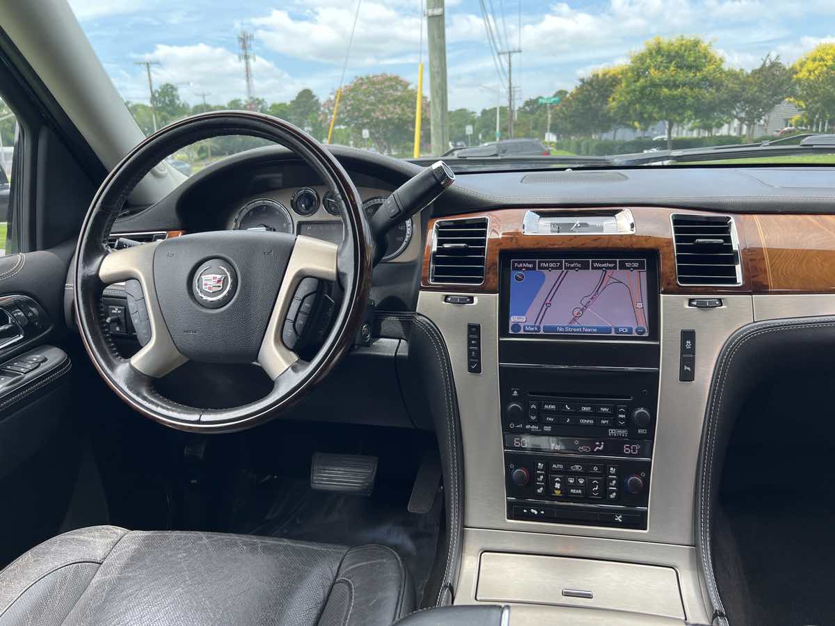 2013 Cadillac Escalade Platinum photo 2