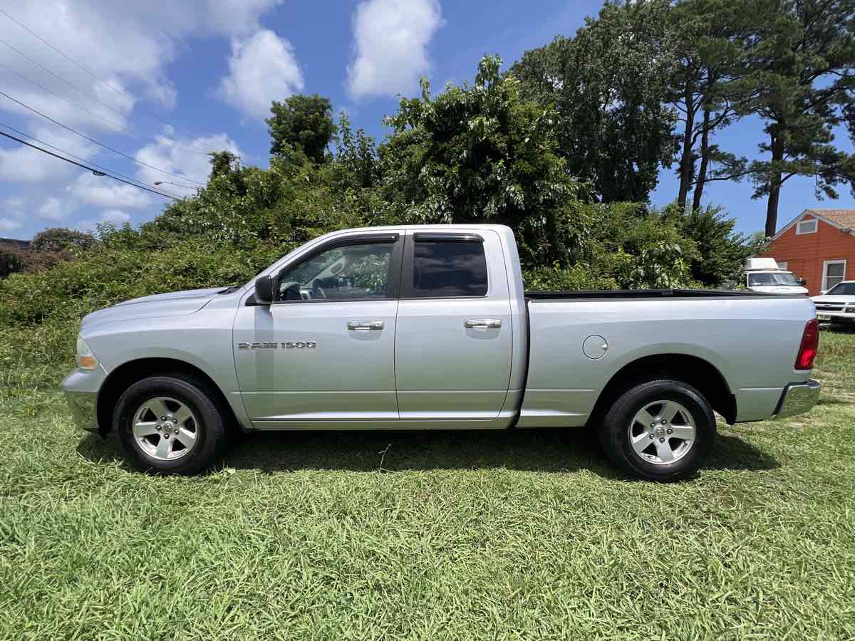 2012 Ram 1500 SLT photo 3