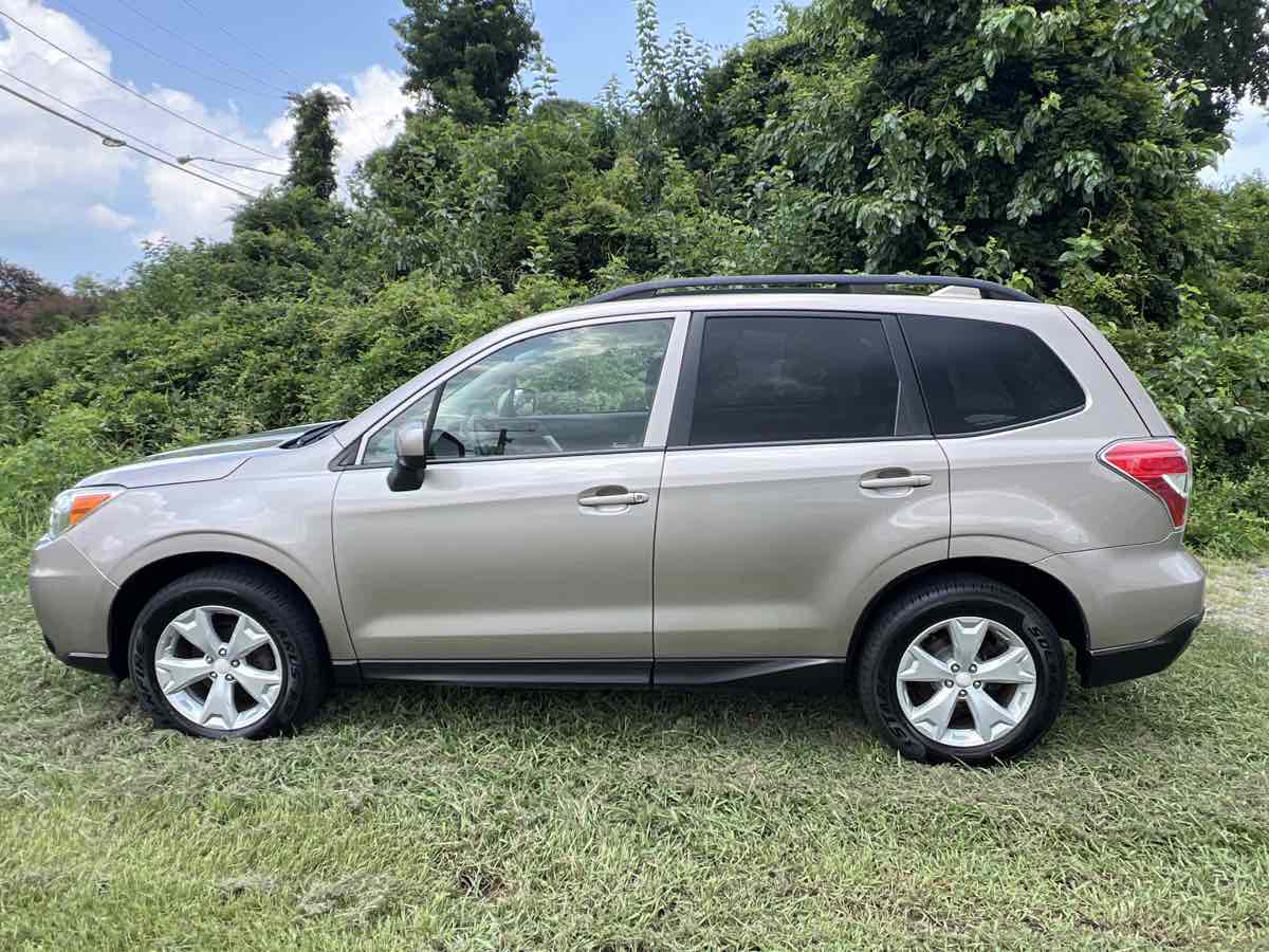 2016 Subaru Forester 2.5i Premium photo 3