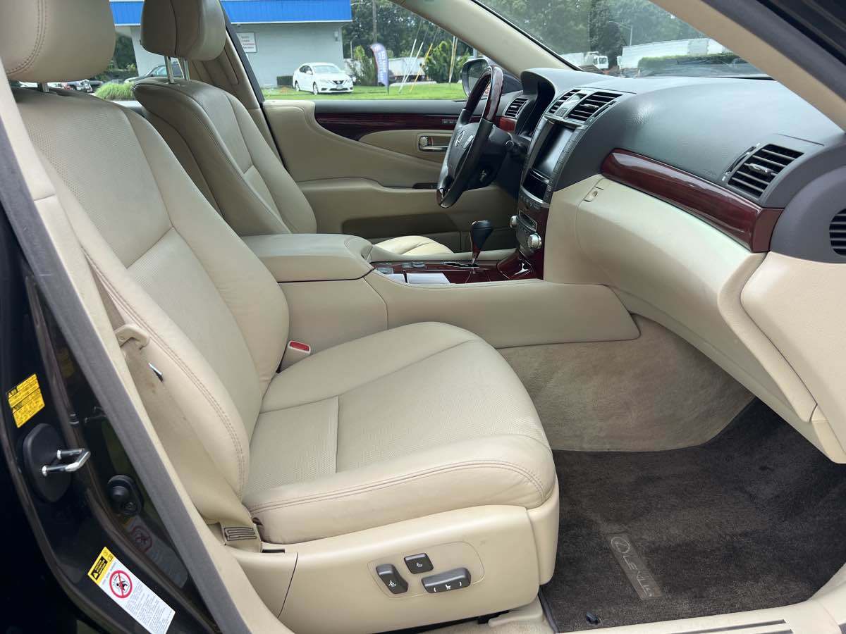 2010 Lexus LS 460 photo 11
