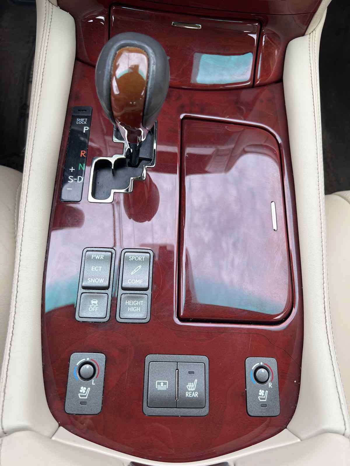 2010 Lexus LS 460 photo 3