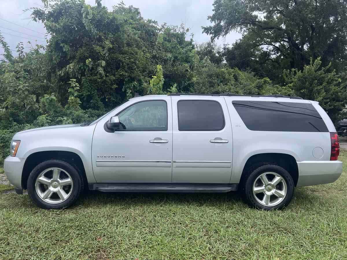 2014 Chevrolet Suburban LTZ photo 3