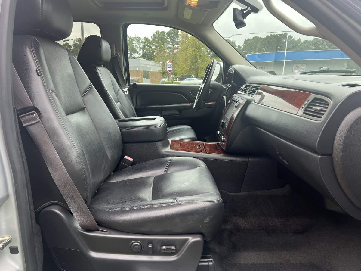 2014 Chevrolet Suburban LTZ photo 11
