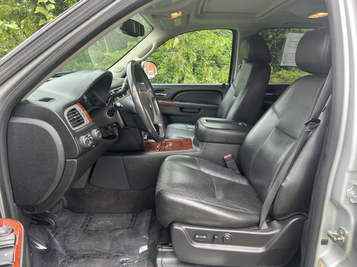 2014 Chevrolet Suburban LTZ photo 9