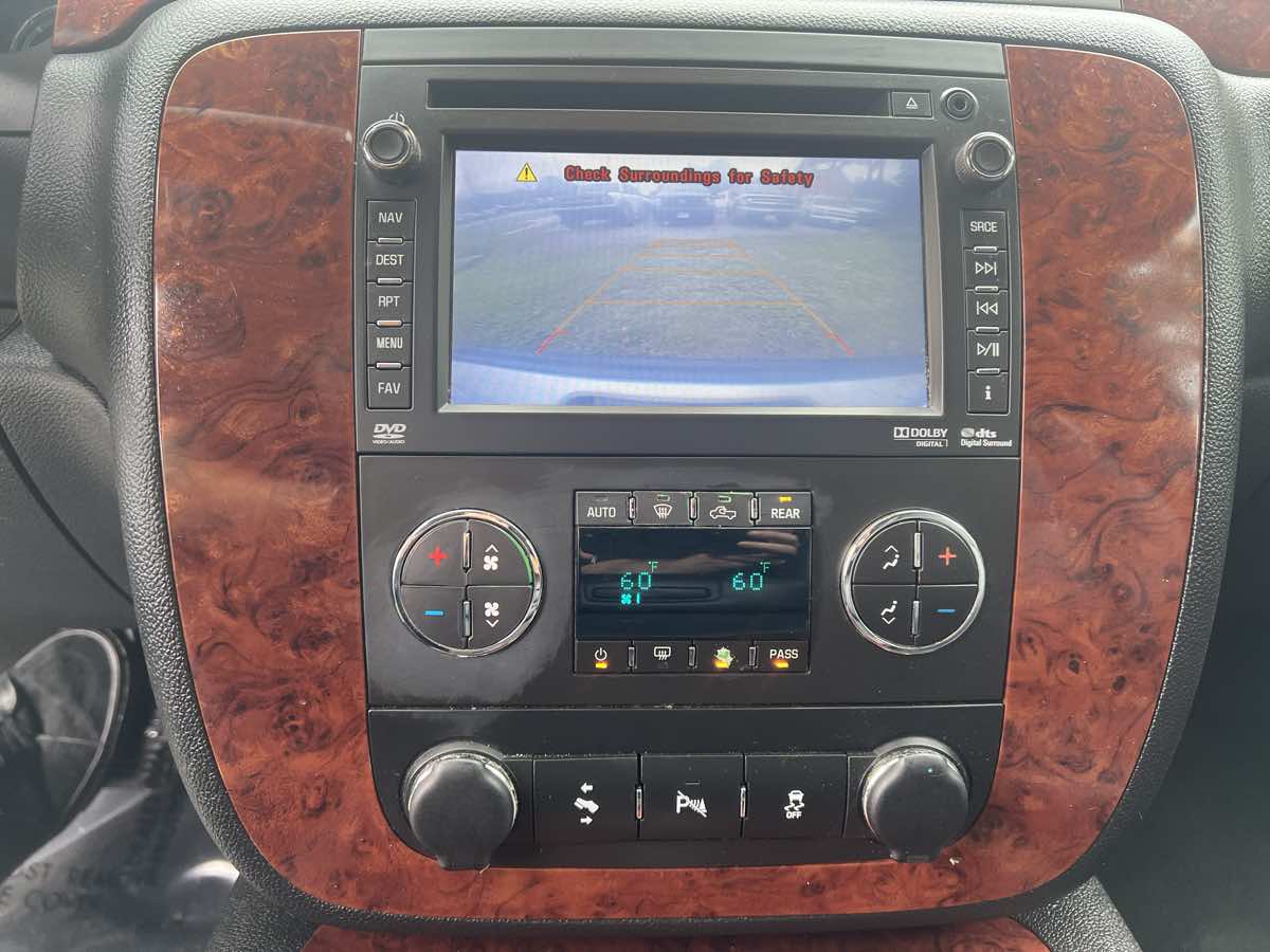 2014 Chevrolet Suburban LTZ photo 4