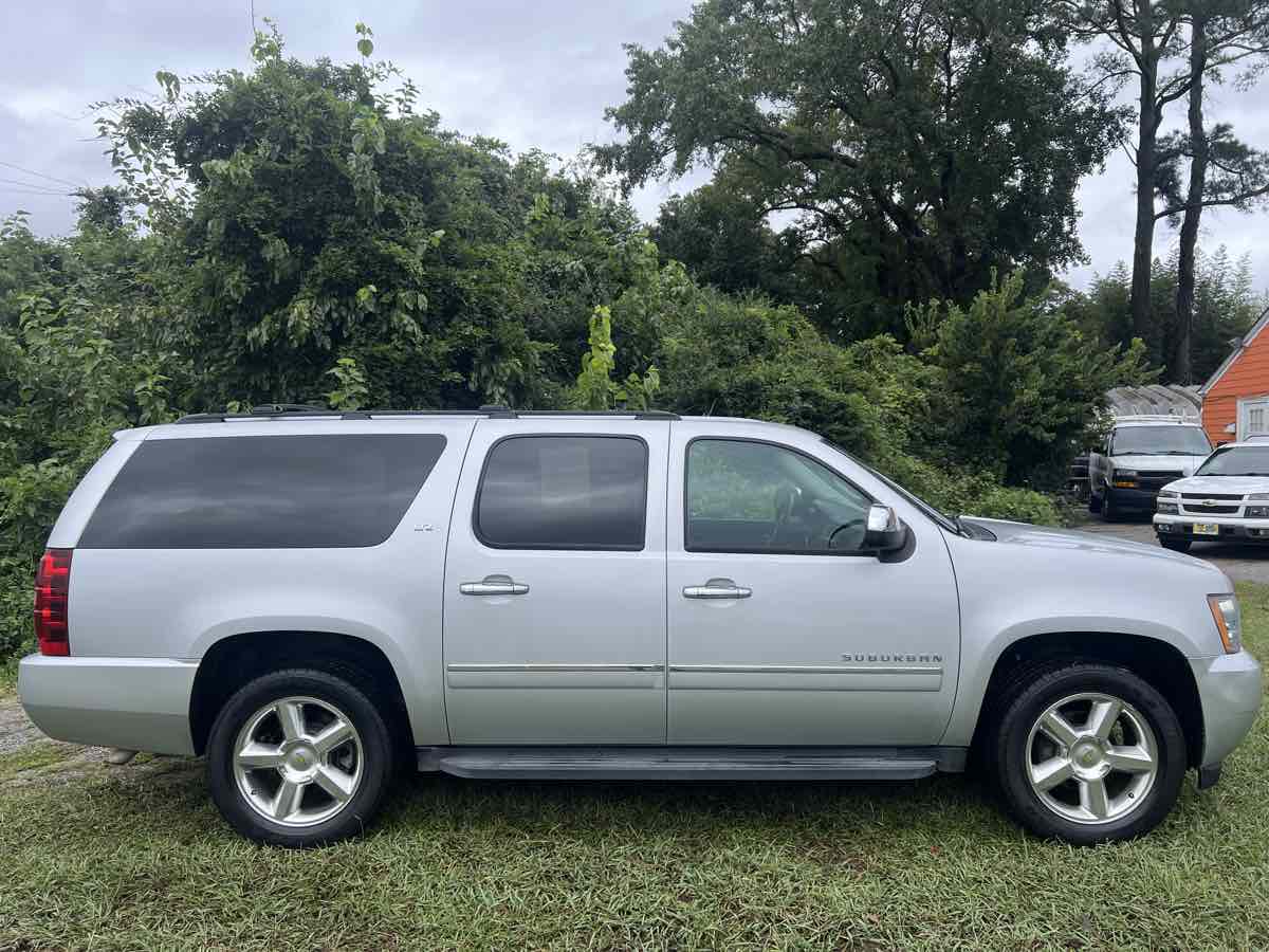 2014 Chevrolet Suburban LTZ photo 12