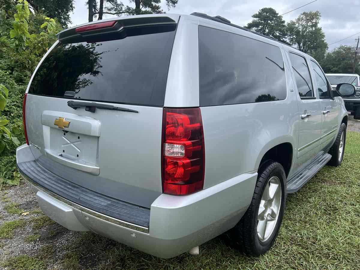 2014 Chevrolet Suburban LTZ photo 14