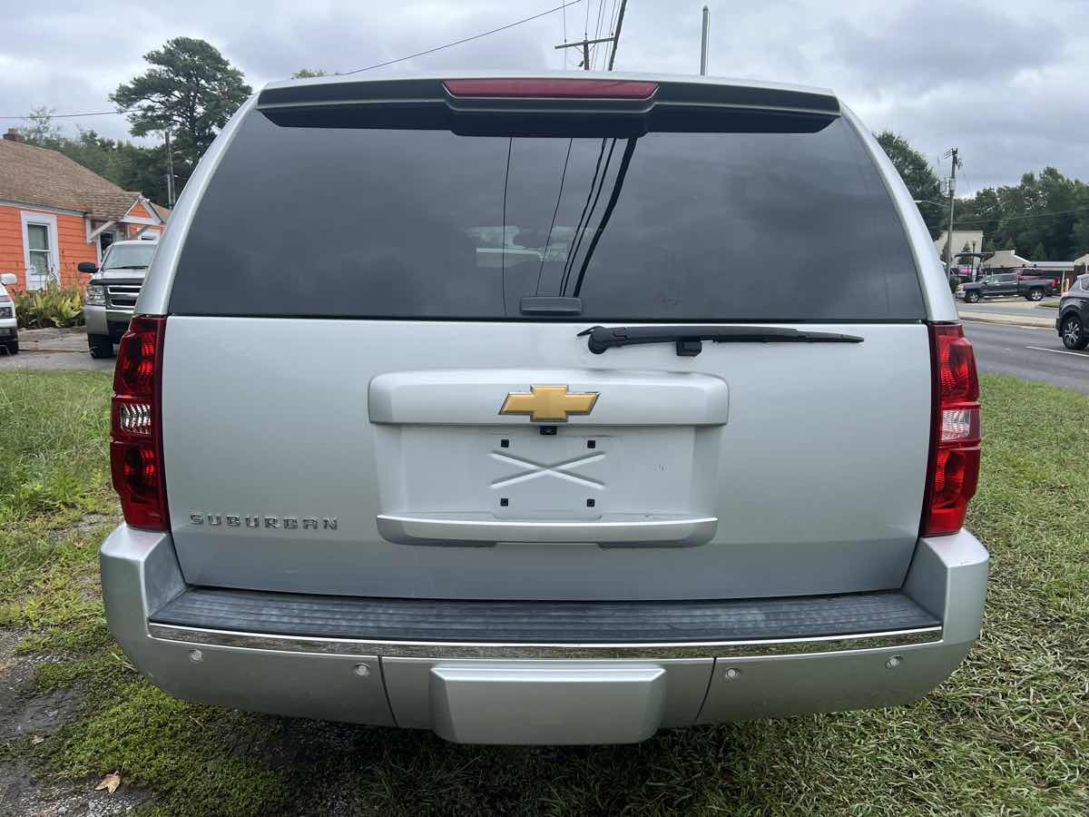 2014 Chevrolet Suburban LTZ photo 17