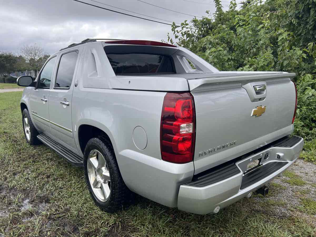 2013 Chevrolet Avalanche LTZ photo 4