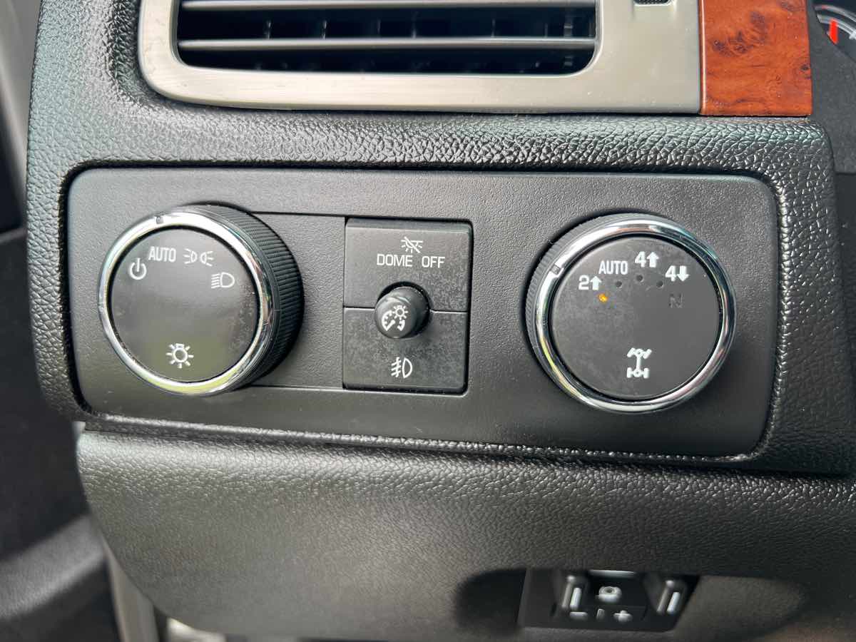 2013 Chevrolet Avalanche LTZ photo 3