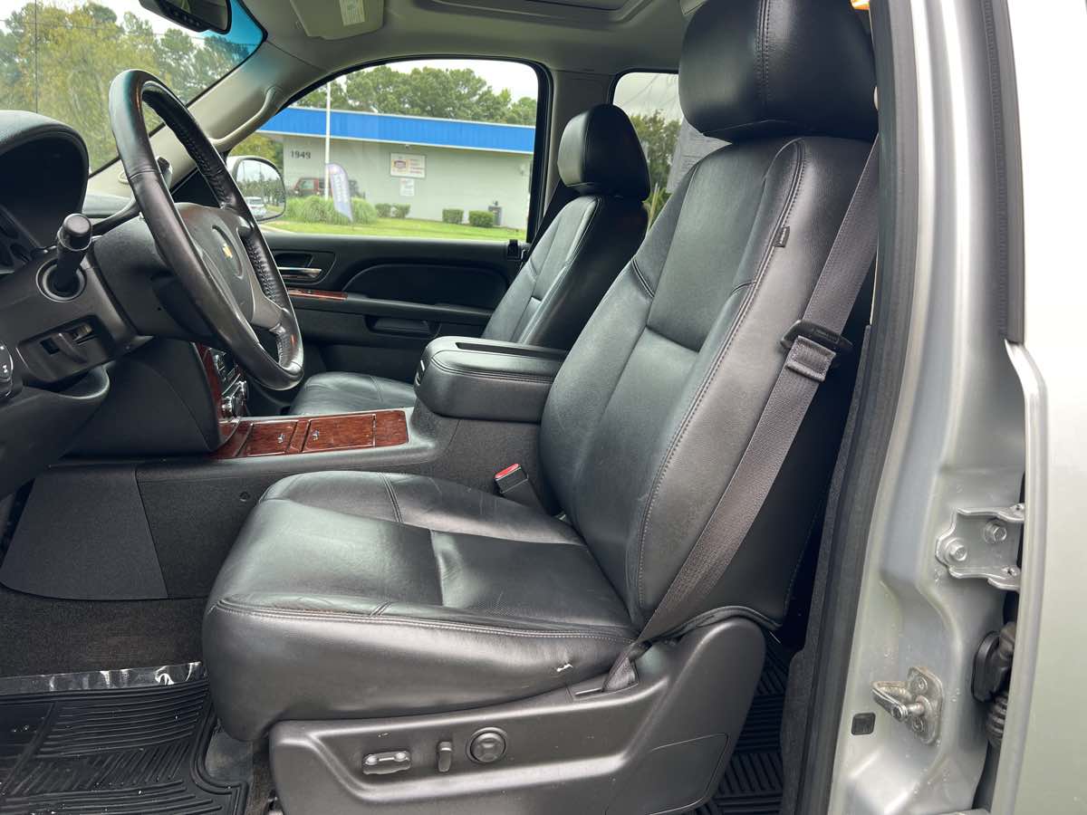 2013 Chevrolet Avalanche LTZ photo 9