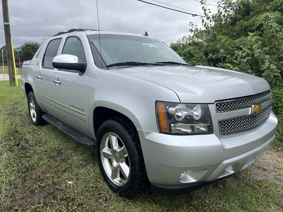 2013 Chevrolet Avalanche LTZ photo 8
