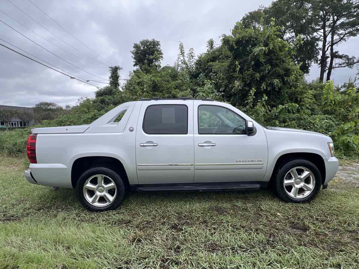 2013 Chevrolet Avalanche LTZ photo 11