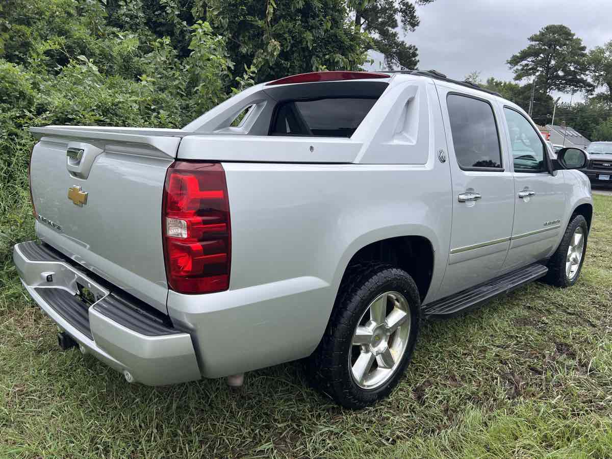 2013 Chevrolet Avalanche LTZ photo 13