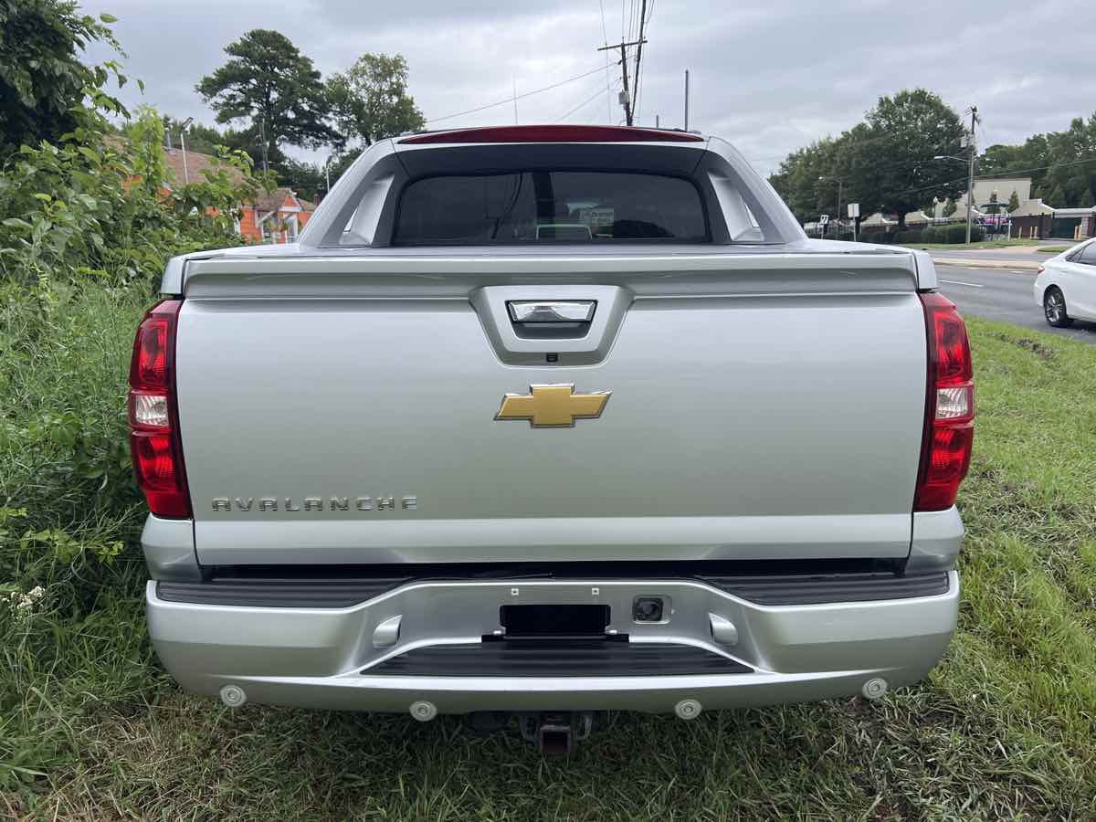 2013 Chevrolet Avalanche LTZ photo 16