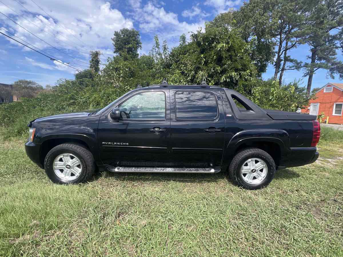 2012 Chevrolet Avalanche LT photo 3