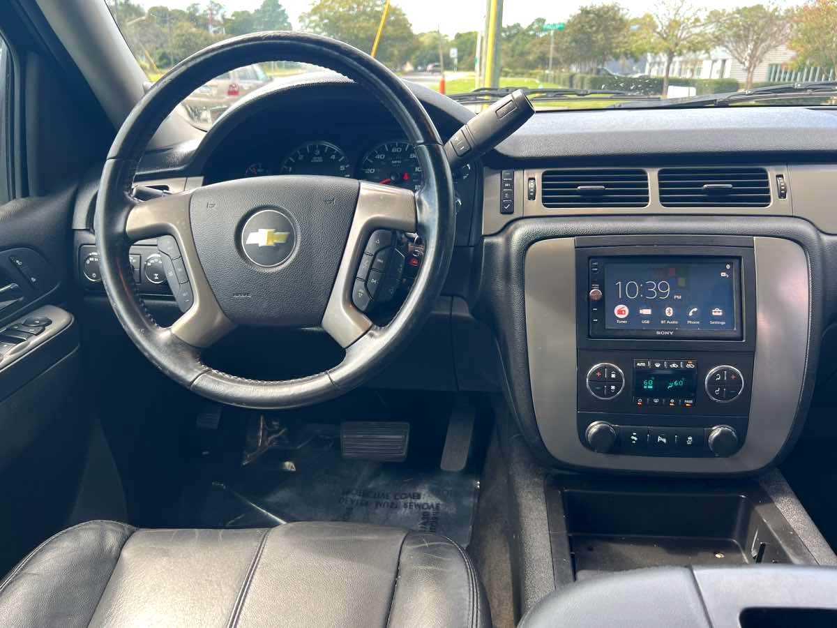 2012 Chevrolet Avalanche LT photo 2