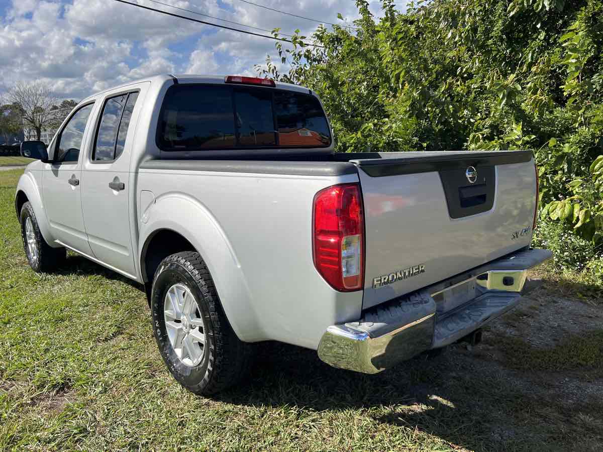 2014 Nissan Frontier SV photo 3