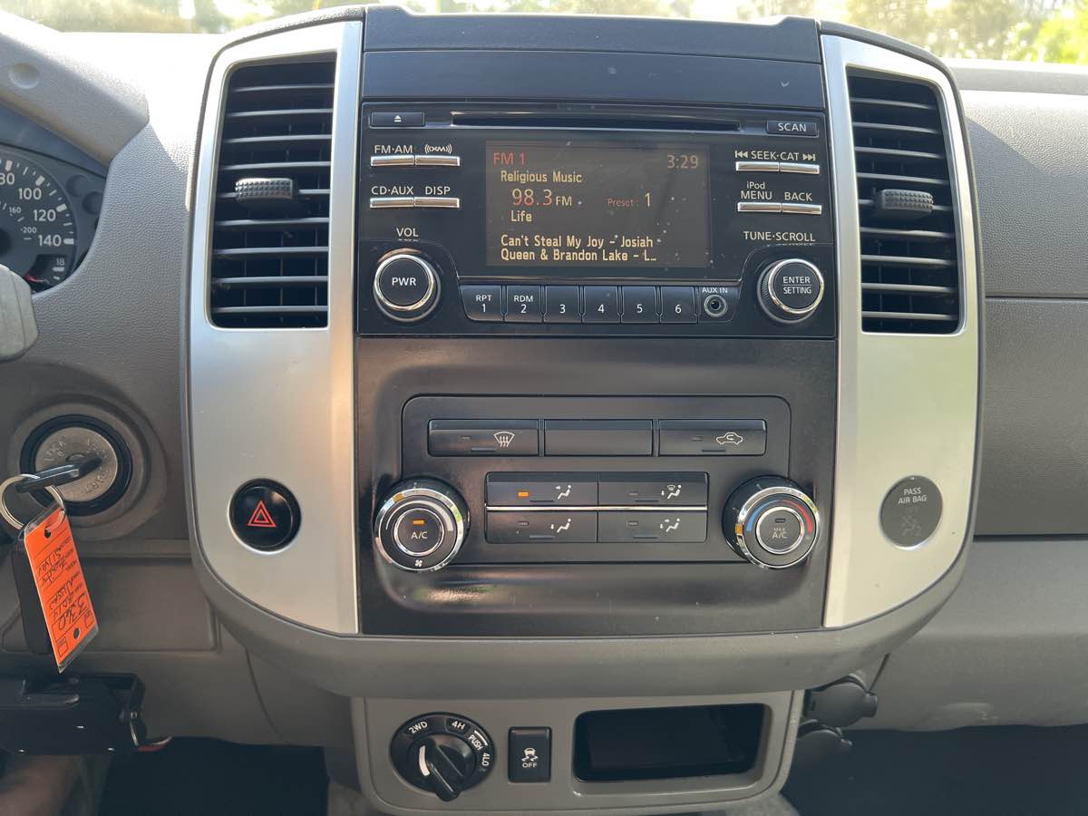 2014 Nissan Frontier SV photo 4