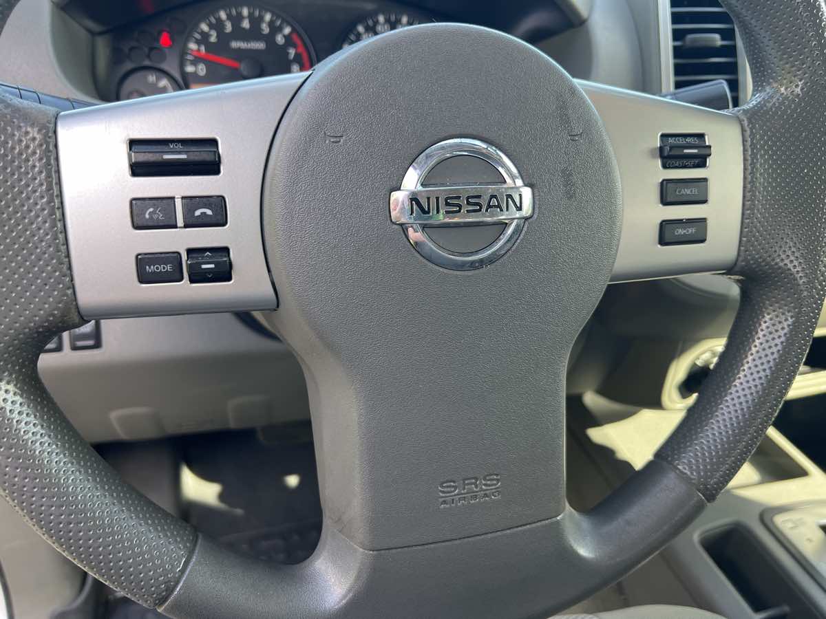 2014 Nissan Frontier SV photo 2