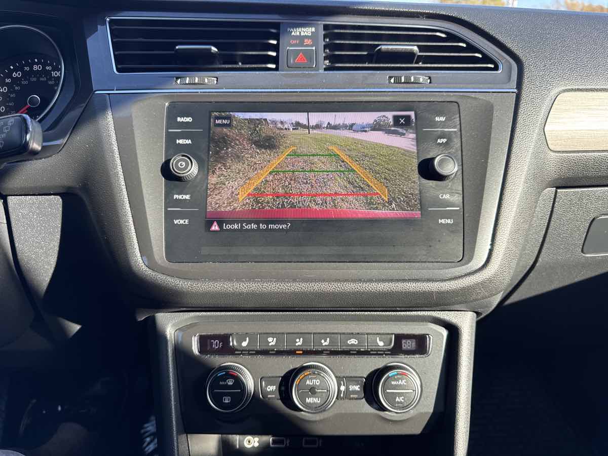 2018 Volkswagen Tiguan SEL photo 2