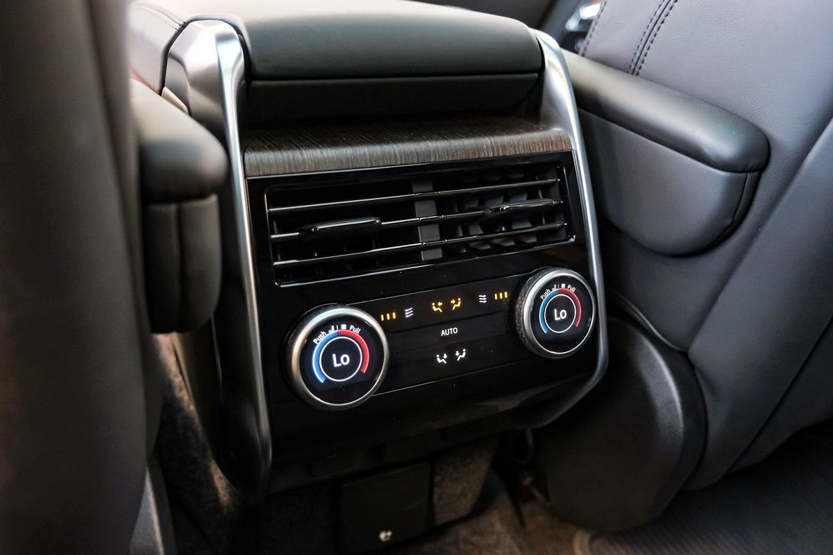 2023 Land Rover Range Rover SE photo 32