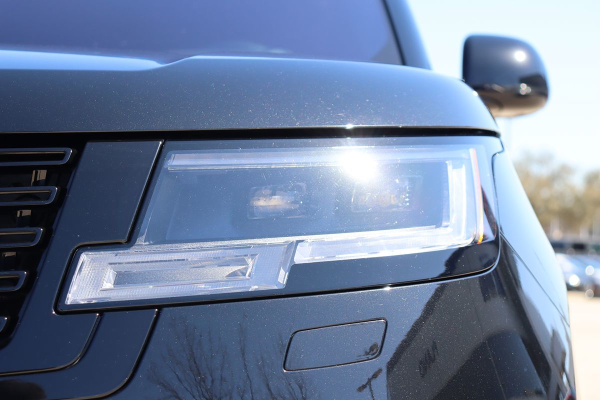 2023 Land Rover Range Rover SE photo 6