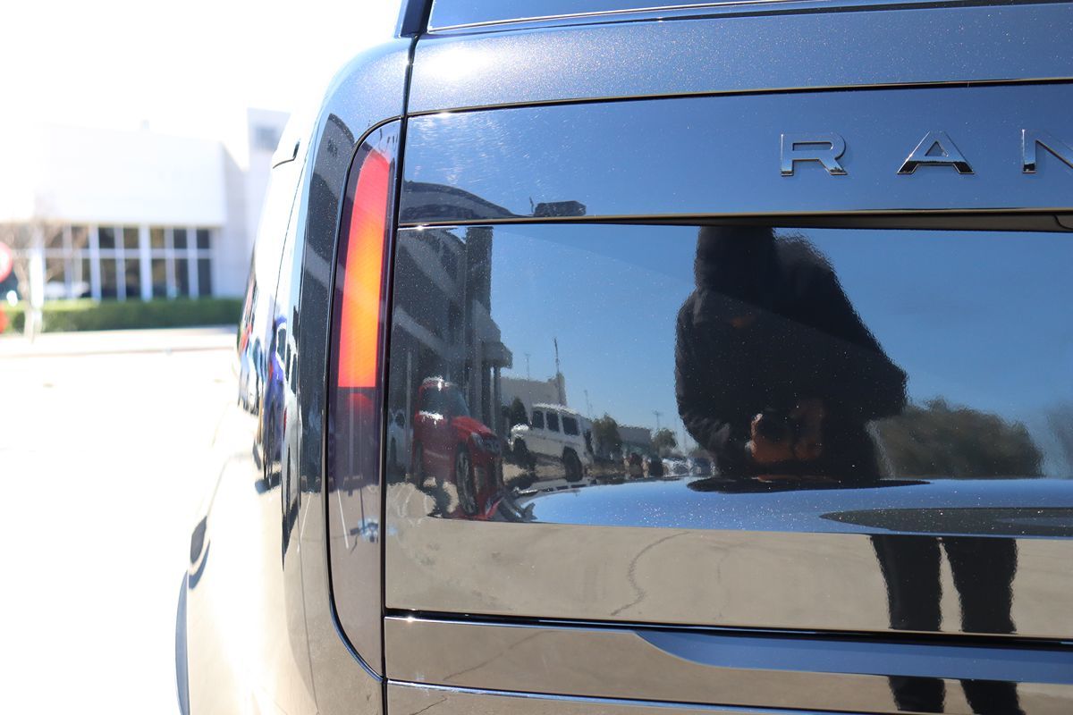 2023 Land Rover Range Rover SE photo 12